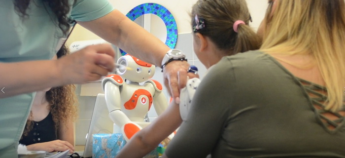 Robot riduce paura bambini per vaccino