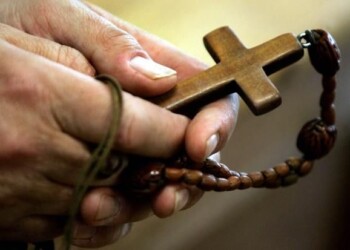 Il Crocifisso simbolo dell’Amore di Dio verso ogni uomo, al di là di ogni confine e territorio