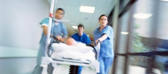 Soffoca per un boccone durante il pranzo di Pasqua, dramma nel Barese