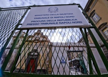 Stacca orecchio a rivale in amore