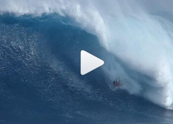 Salvataggio spettacolare: l’onda gigante travolge il surfista