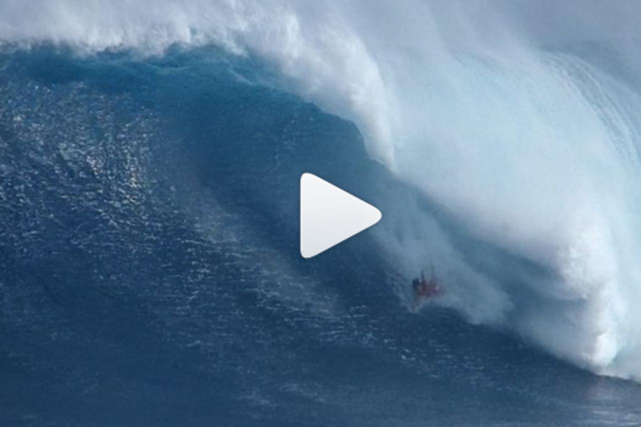 Salvataggio spettacolare: l’onda gigante travolge il surfista