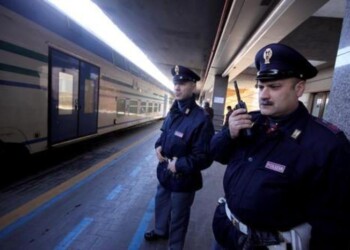 Tenta buttarsi sotto a treno, bloccato
