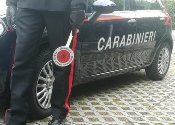 Tenta lanciarsi da balcone, bloccata