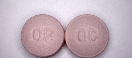 Una casa farmaceutica creava dipendenza dagli antidolorifici e poi vendeva la cura 