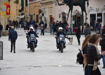 Uno zainetto carico di droga, arrestato