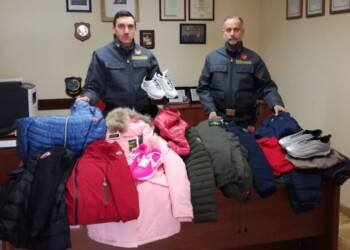 Vende falsi vestiti griffati, denunciato