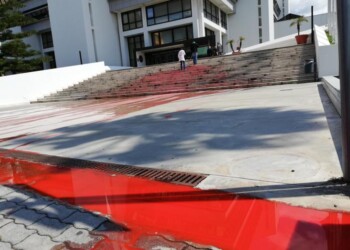 Vernice rossa davanti Consiglio Calabria
