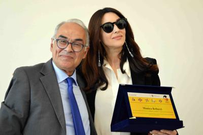 Monica Bellucci torna a casa e visita biblioteca Città di Castello