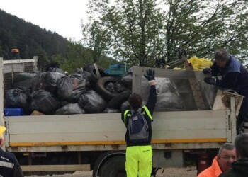 Volontari ripuliscono il monte Subasio