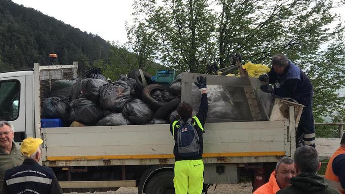 Volontari ripuliscono il monte Subasio