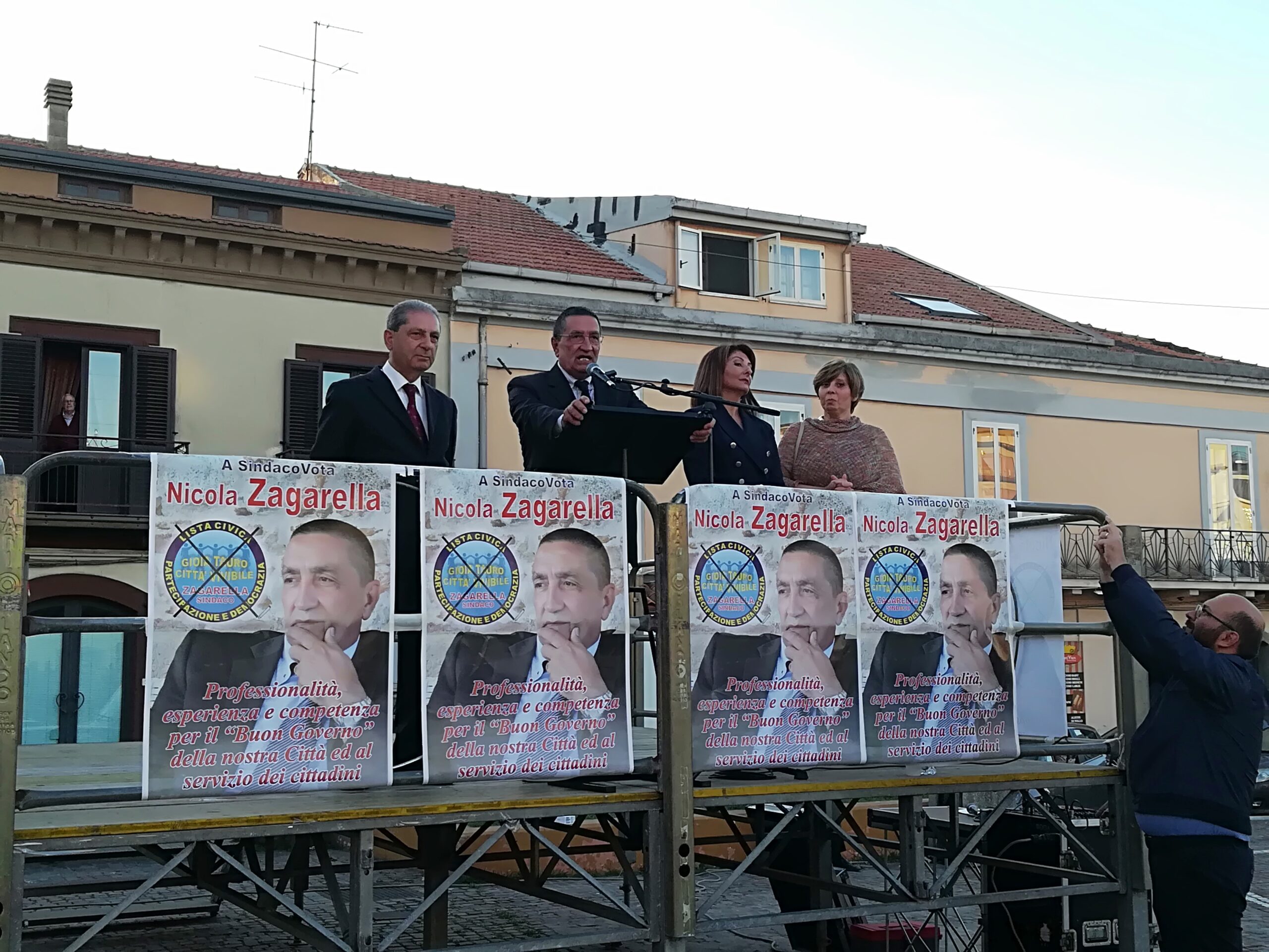 Elezioni Gioia Tauro, Candeloro Imbalazano apre il comizio del candidato a sindaco Zagarella