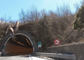 A24, traforo, a 60 km/h su una corsia