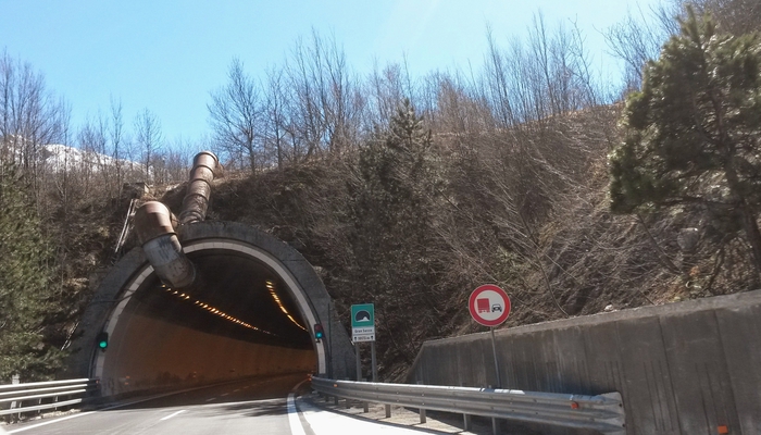 A24, traforo, a 60 km/h su una corsia