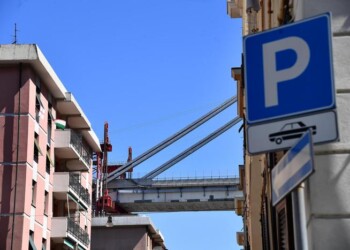Addio casa, in mani Giusy sassi giardino