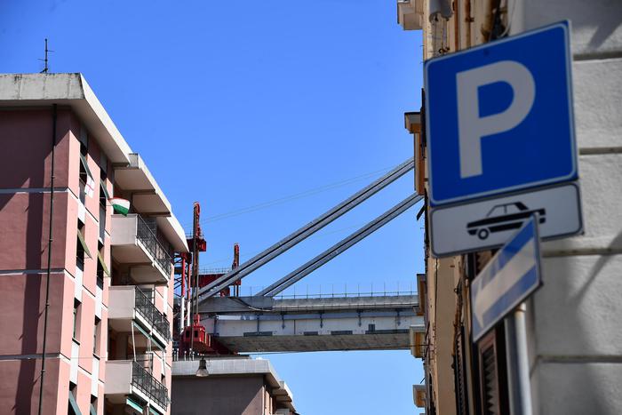Addio casa, in mani Giusy sassi giardino