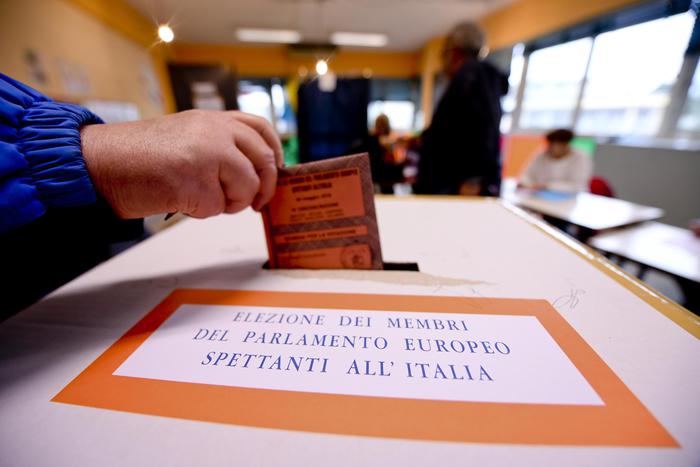 Affluenza ore 12 a comunali del 18,76%