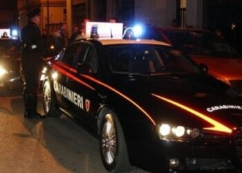 Agente fuori servizio sorprende 2 ladri