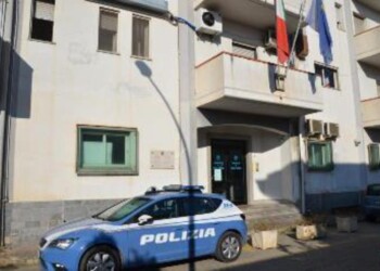 Aggredisce agenti, arrestato