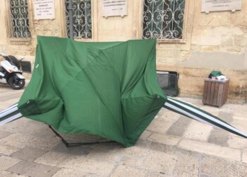 Aggressione a stand Lega, contusa 17enne