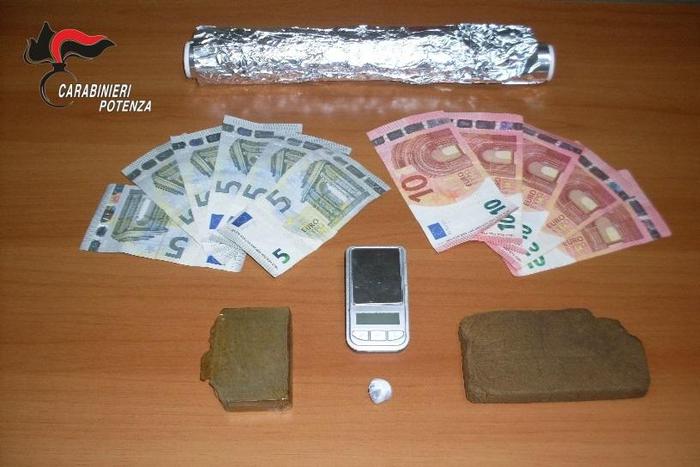 Ai domiciliari con l’hascisc: arrestato