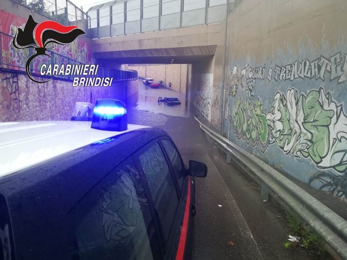 Anziani in sottopasso allagato, salvati