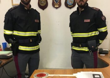 Auricolare incastrato in orecchio a quiz