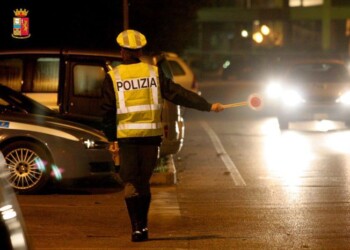 Auto sbanda su A1, 38enne travolta da tir