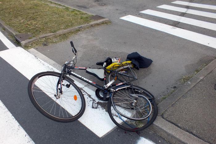 Auto travolge ciclista e fugge
