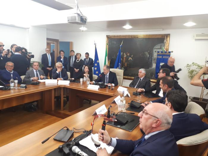 Bardi presenta la sua giunta regionale