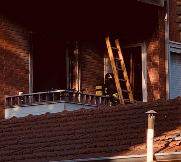 Brucia villetta, donna ustionata