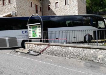 Bus si sfrena, illesi pellegrini Cascia