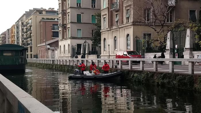 Cade nel Naviglio a Milano, recuperato