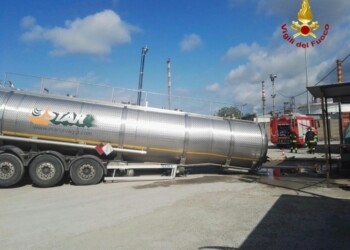 Camion cede con 30 tonnellate metanolo