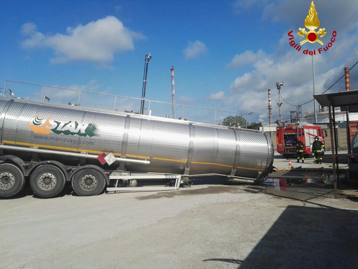 Camion cede con 30 tonnellate metanolo