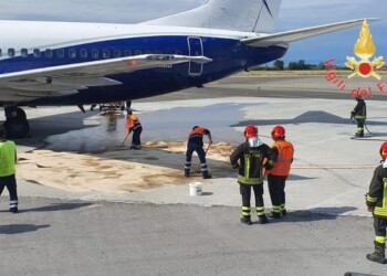 Carburante su pista aeroporto Lamezia