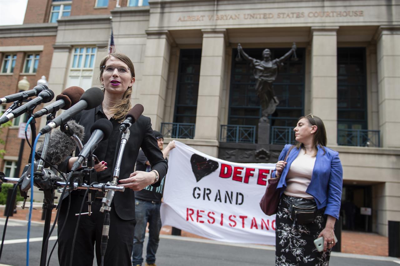 Chelsea Manning non testimonia contro Assange e torna in carcere