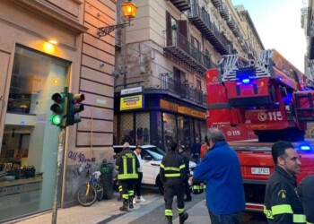 Crolla cornicione in centro storico a Palermo,ferita ragazza