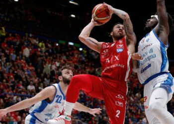 Dinamo che spettacolo, Gentile show: Milano battuta. Sassari avanti in semifinale