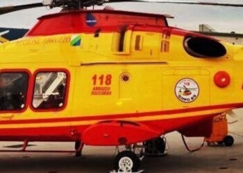 Elicottero atterra in A24 per soccorso