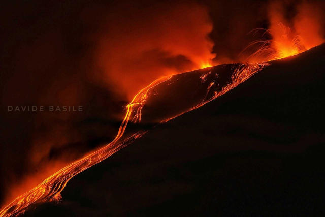 immagine 1 articolo etna video della nuova spettacolare eruzione notturna