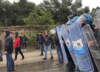 Ex Ilva: corteo,sassi e bottiglie agenti
