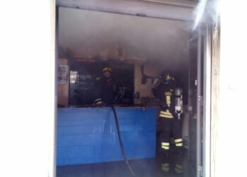 Fiamme in negozio, evacuati piani sopra
