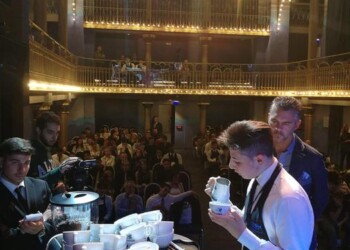 Gara del cappuccino, studenti si sfidano