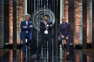 Giuria a 3 per 'MasterChef', pausa musicale per Bastianich