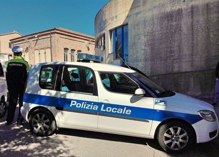 Guida ma mai presa patente, denunciato