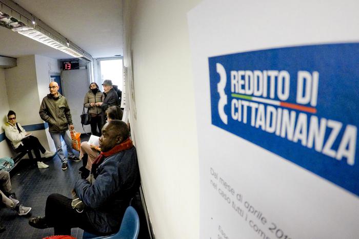 Ha reddito cittadinanza e lavora in nero