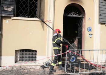 Incendio in sede polizia a Mirandola, migliorano i feriti