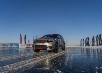 Jeep® Grand Cherokee Trackhawk sul lago Baikal