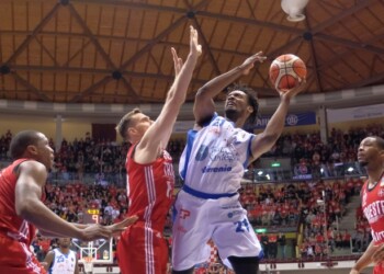 La Dinamo non si ferma più, Trieste travolta: ottava vittoria consecutiva e playoff in cassaforte